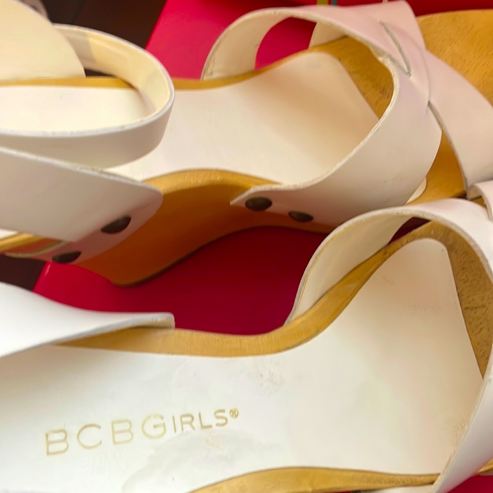 BCBG Platform White Sandal Sz 6 - Picture 7 of 7